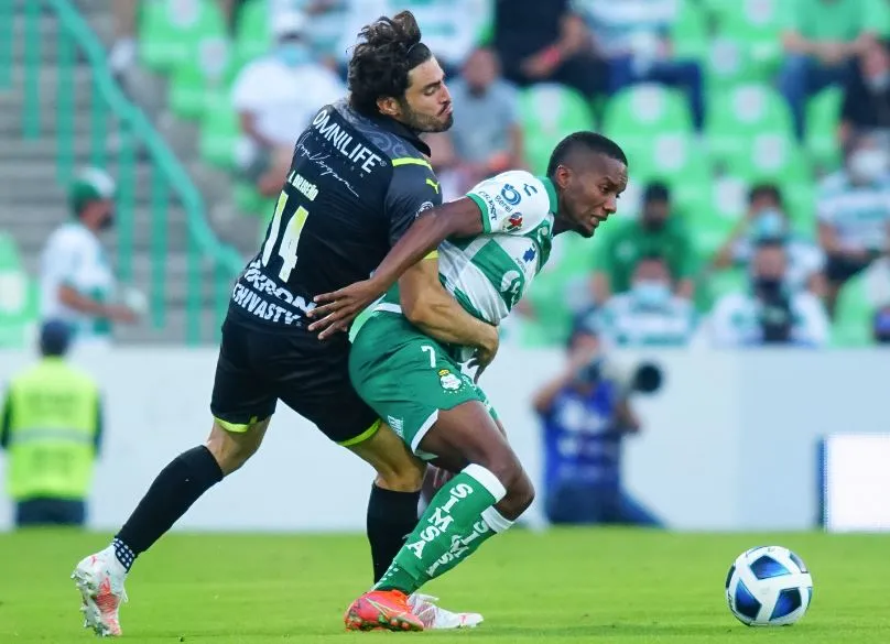 Acciones entre Chivas y Santos