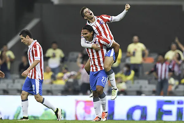 El Conejo Brizuela y Gullit Peña festejan un gol