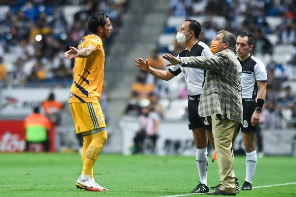IMAGO7 Carlos Salcedo en discusión con el cuerpo arbitral y el Piojo Herrera