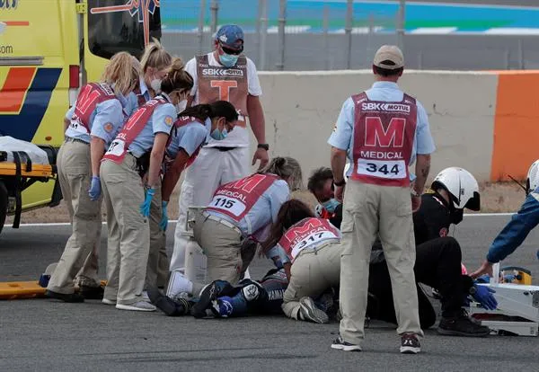 El equipo médico atiende al piloto de SuperSport300 Dean Berta Viñales