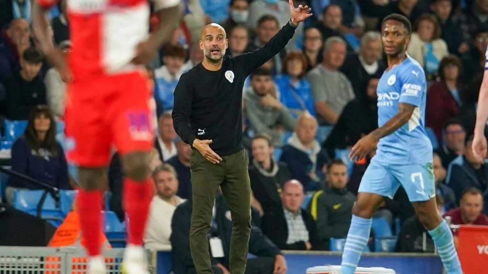 AP Guardiola en un partido del City