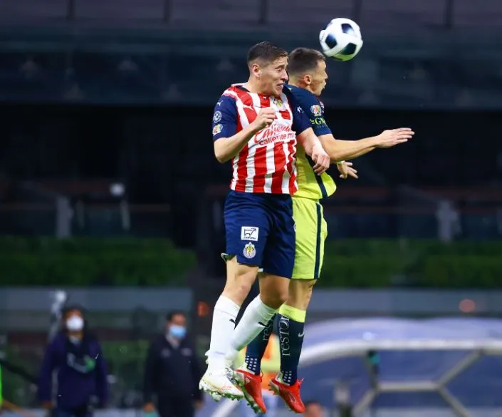 Olivas y Viñas luchan por el balón