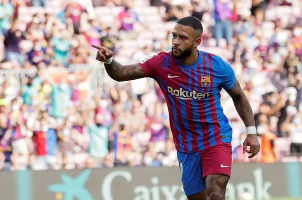Memphis Depay en festejo con el Barcelona