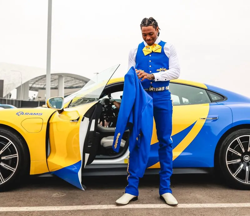 Jalen Ramsey vestido con un traje de mariachi