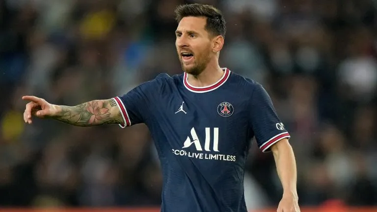 EFE Lionel Messi durante un duelo con el PSG