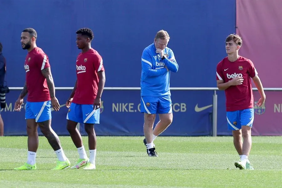 EFE Ronald Koeman durante un entrenamiento con el Barcelona