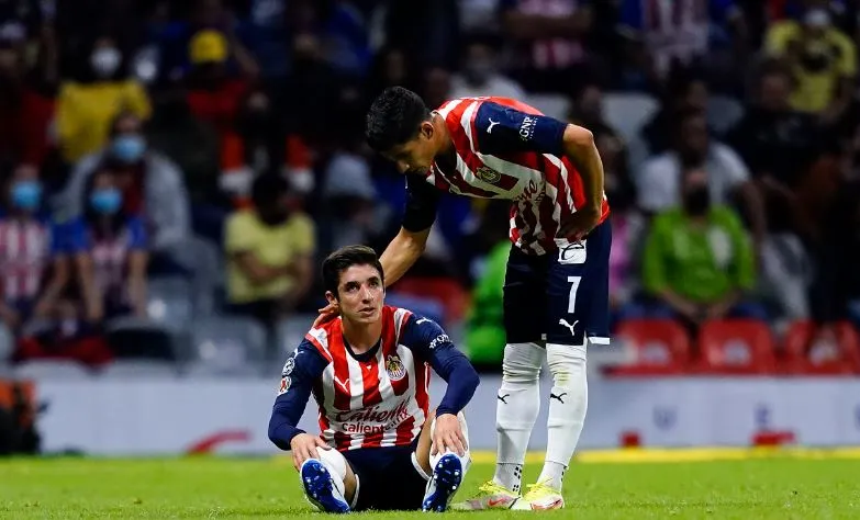 Brizuela es atendido por un compañero tras dolor