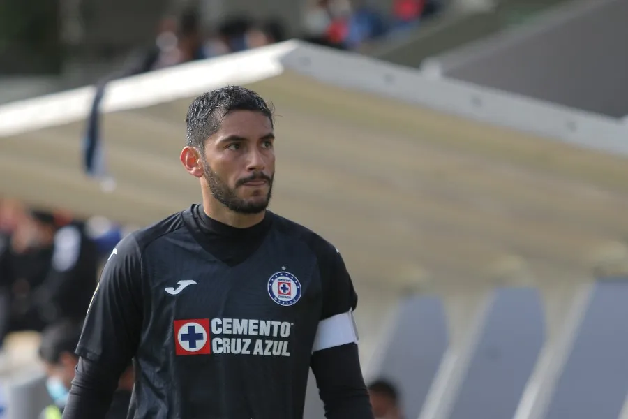 Jesús Corona durante un partido con Cruz Azul