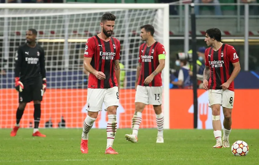 EFE Los jugadores rossoneros lamentan la derrota