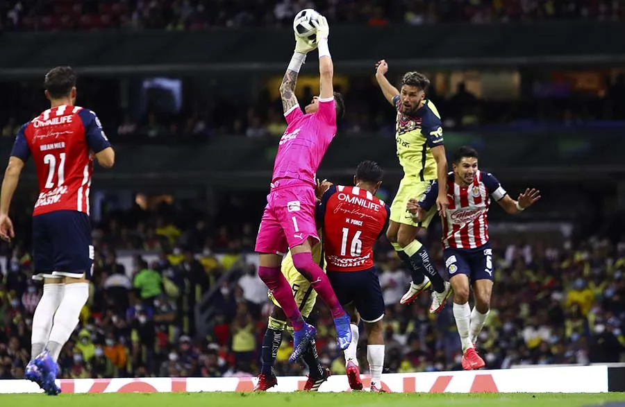 Raúl Gudiño en el juego ante el América