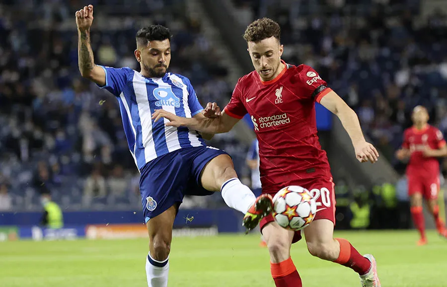 AP Tecatito Corona pelea el balón con Diogo Jota