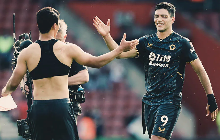 Jiménez es felicitado por sus compañeros