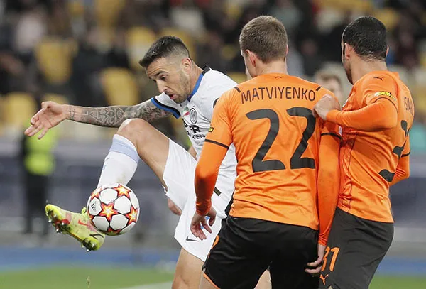 Matias Vecino disputa el balón en el juego de Champions