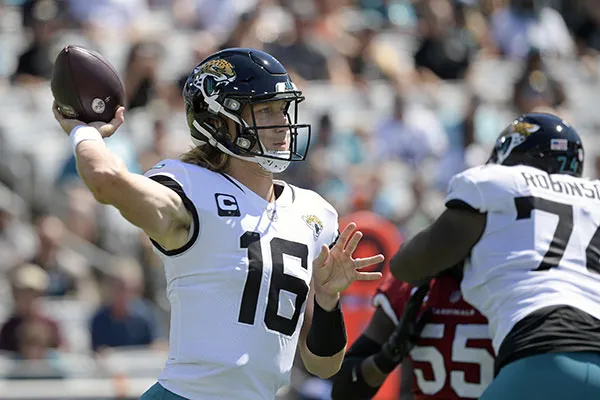 Trevor Lawrence lanza en el partido ante Arizona