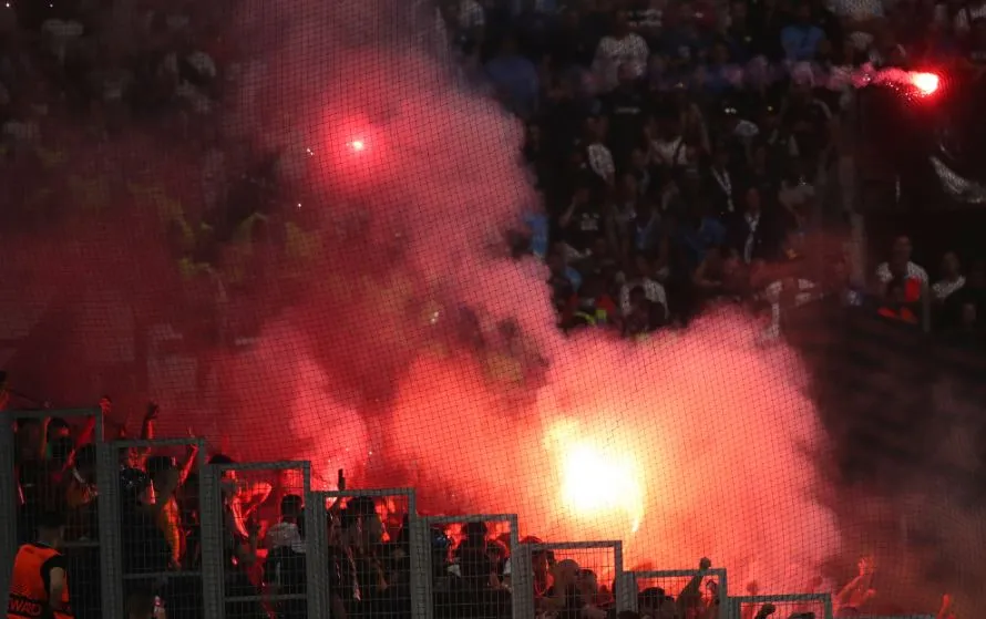 Aficionados encienden bengalas en las gradas del Stade Vélodrome