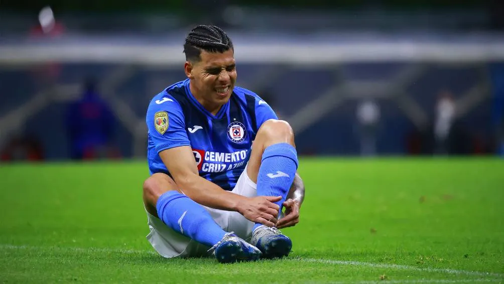 Luis Ángel Mendoza lesionado con Cruz Azul