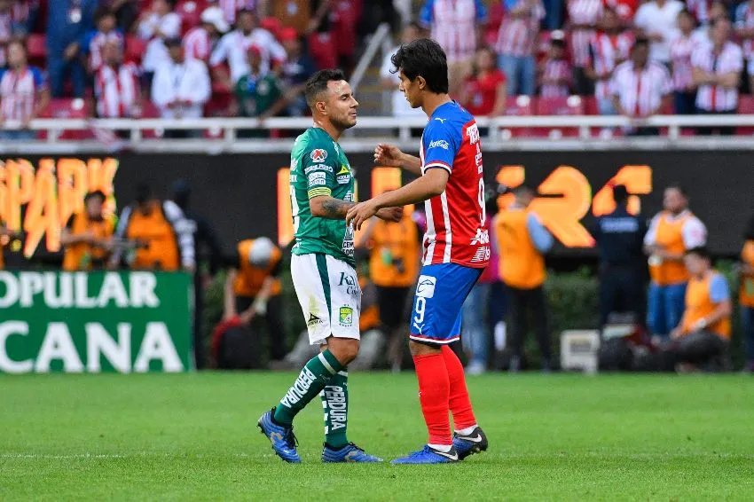 Macías y Montes en un juego entre León y Chivas