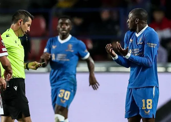 Glen Kamara reacciona durante partido con el Rangers