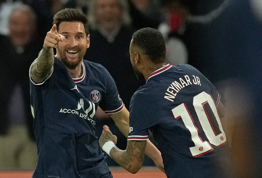 Neymar y Messi festejando un gol