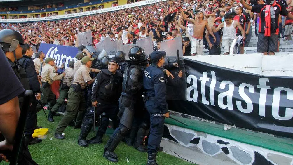 IMAGO7 Los aficionados de Atlas intentando invadir el campo