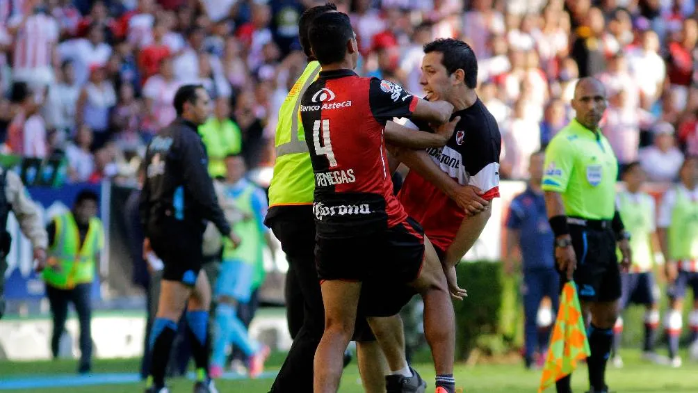 IMAGO7 Un aficionado del Atlas encarando a Venegas