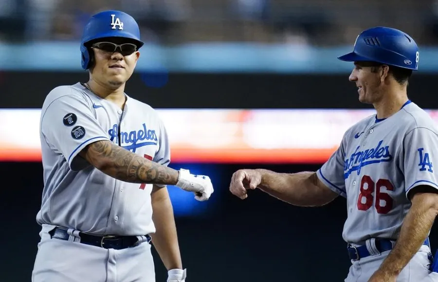 AP El mexicano, depués de conectar de hit ante Arizona