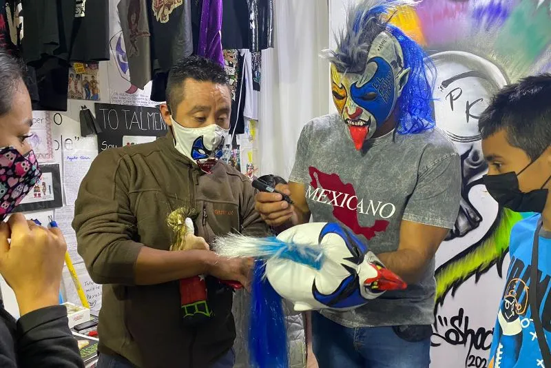 Psycho Clown firma una máscara para su seguidor