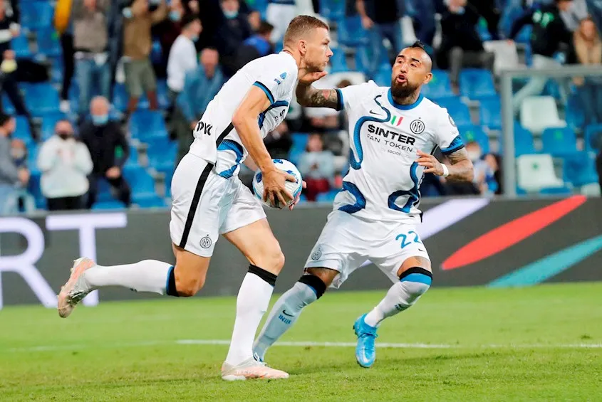 Dzeko festejando un gol con Vidal