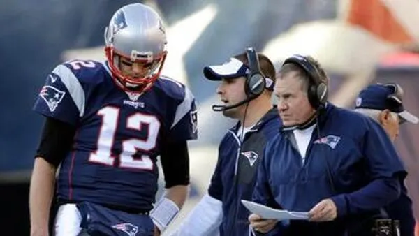 Tom Brady junto a Bill Belichick durante partido de los New England Patriots
