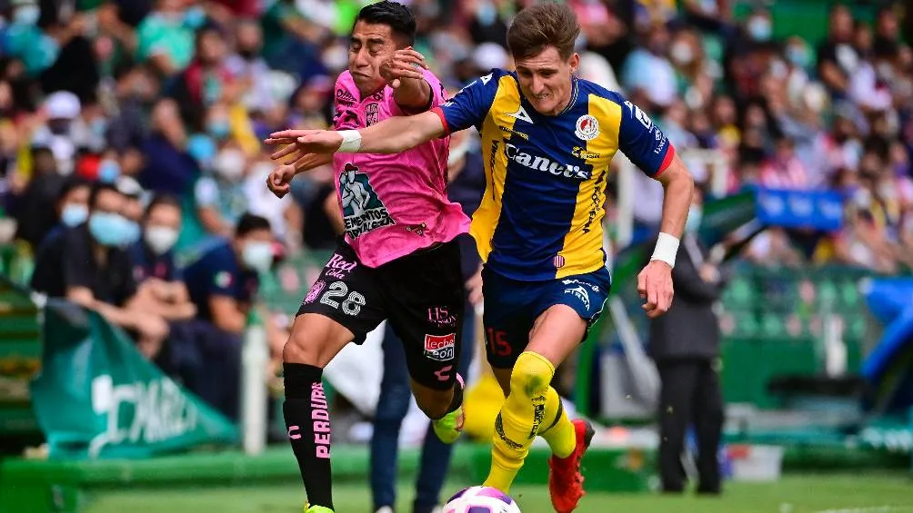 Ramírez y Waller disputando la pelota
