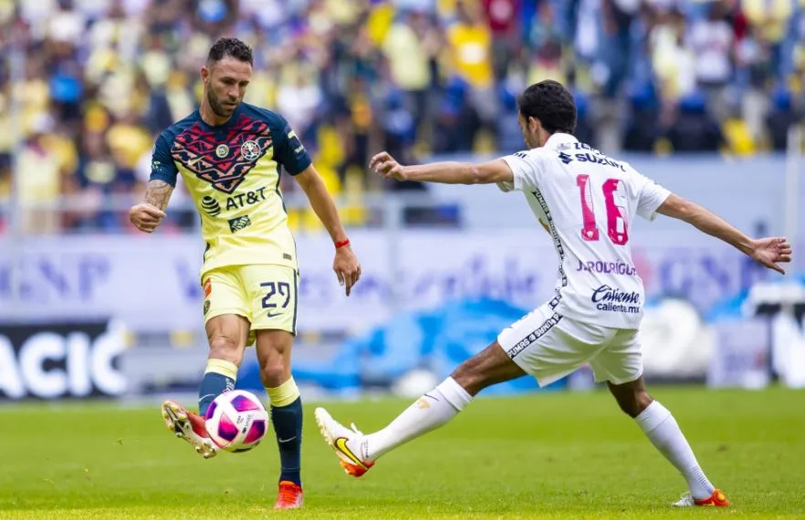 Layún en acción ante Pumas