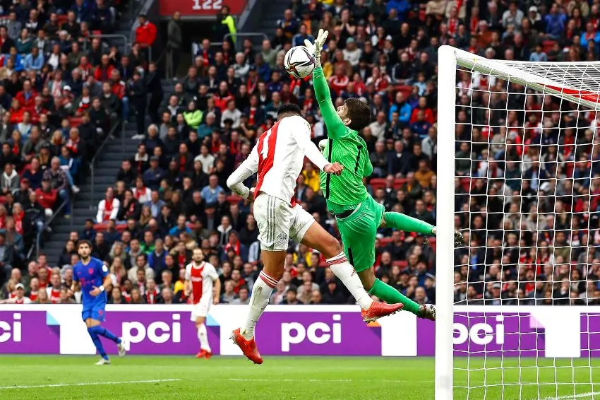 Edson Álvarez en el duelo entre Ajax y Utrecht