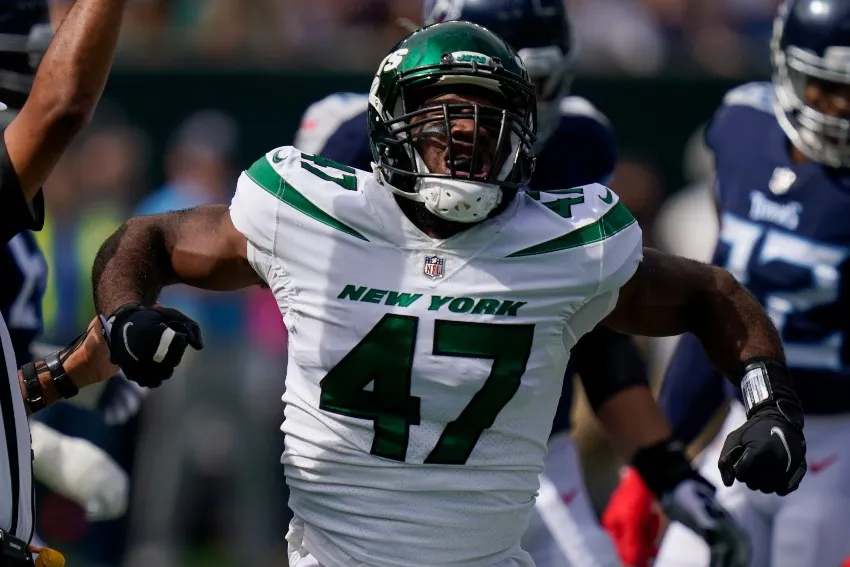 Bryce Huff en el partido entre Jets y Titans