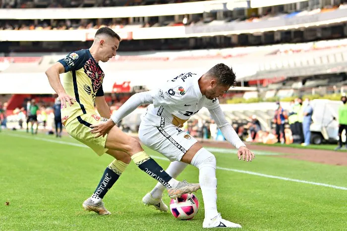 Arturo Ortiz en acción con Pumas ante América