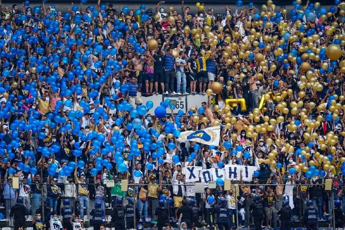 Afición de Pumas en el Estadio Azteca