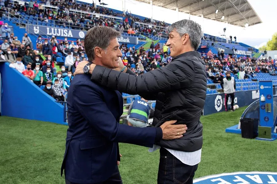 El exentrenador de Pumas saludando al DT de la Real Sociedad