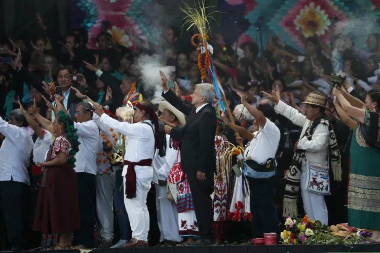 AP Asistentes en el Zócalo participan en el ritual de purificación
