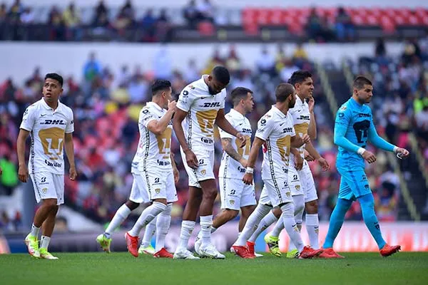 Jugadores de Pumas tras la derrota con América