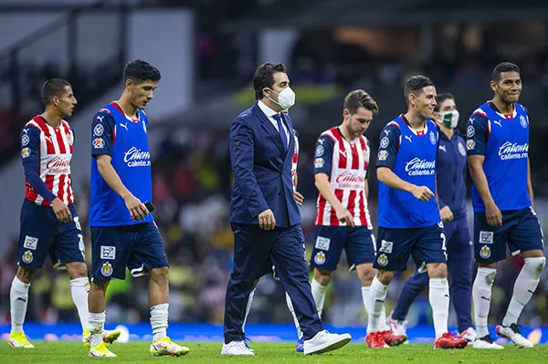 El DT interino junto a los jugadores de las Chivas