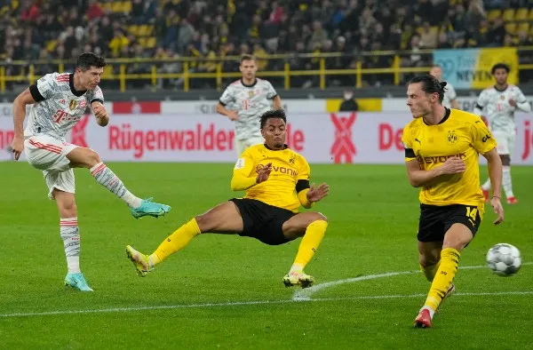 AP Robert Lewandowski en acción con Bayern Munich