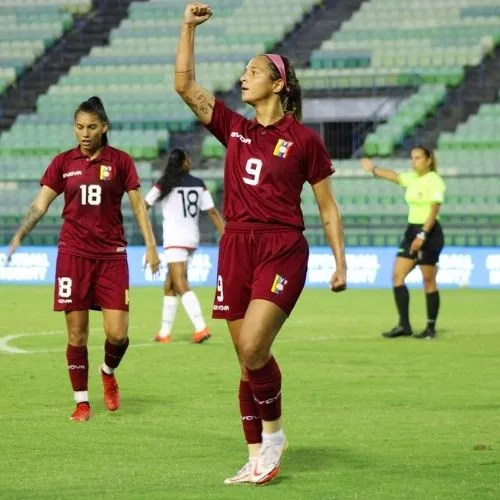 Deyna Castellanos en un partido con su selección