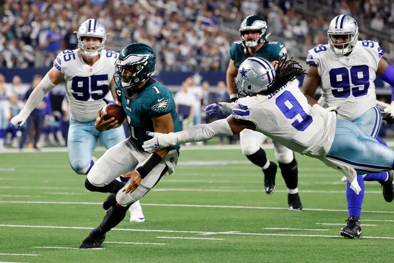 El linebacker se lanza para derribar a Jalen Hurts