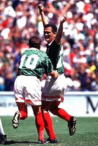 Carlos Hermosillo festeja un gol con el Tri