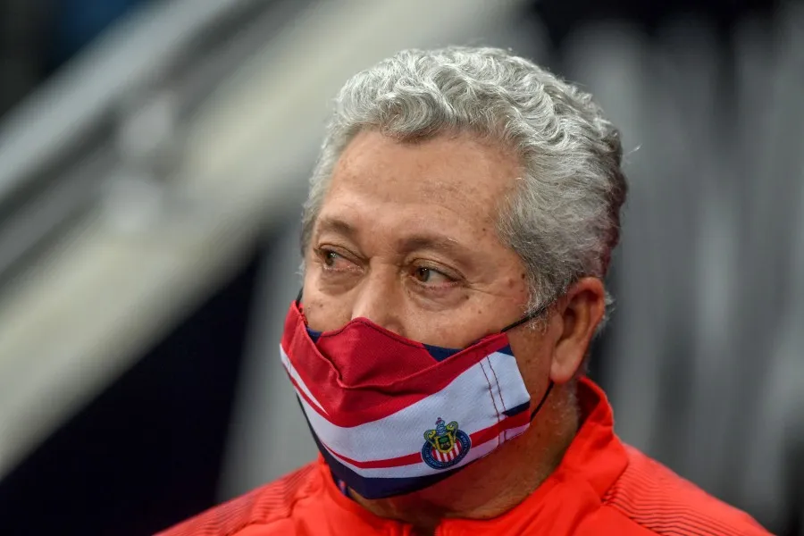 Víctor Manuel Vucetich durante un partido con Chivas