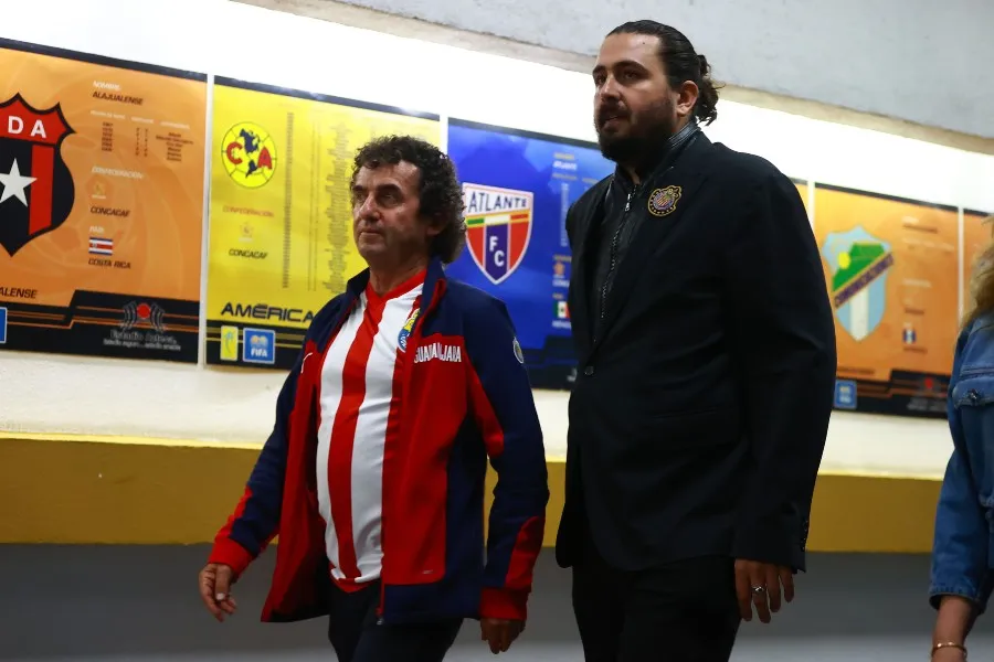 Amaury Vergara durante un partido de Chivas