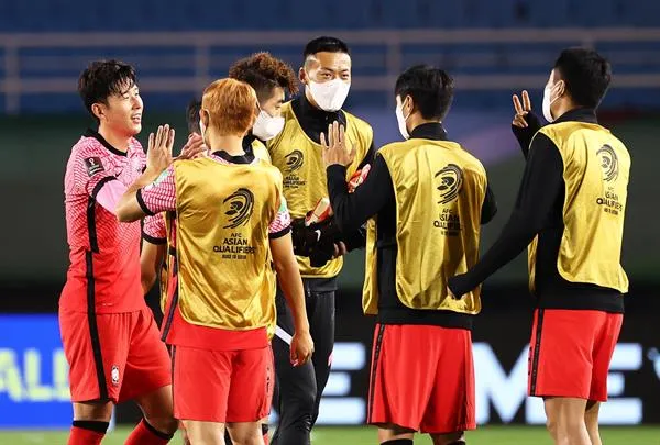 Jugadores de Corea del Sur celebran el marcador del partido