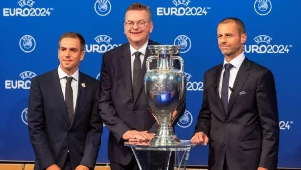 El embajador de la Euro 2024, Philipp Lahm; el presidente de la Federación Alemana de Futbol, Reinhard Grindel; y el presidente de la UEFA, Aleksander Ceferin