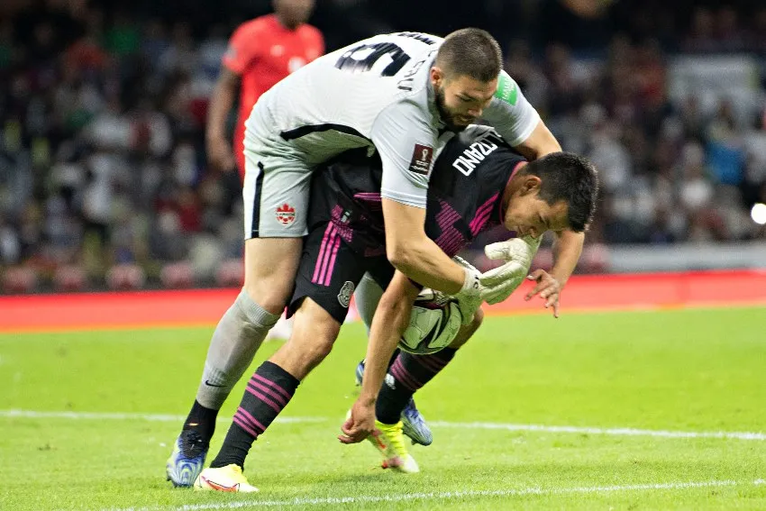 Jugada polémica entre Crépeau y Lozano