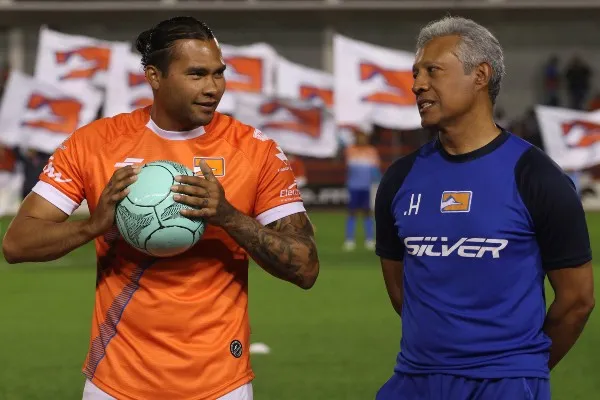 Carlos 'Gullit' Peña junto a Roberto Hernández Ayala en Correcaminos