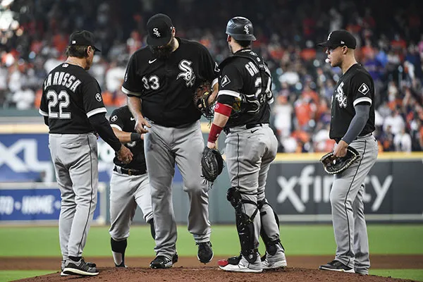 AP Tony La Russa en diálogo con su pitcher